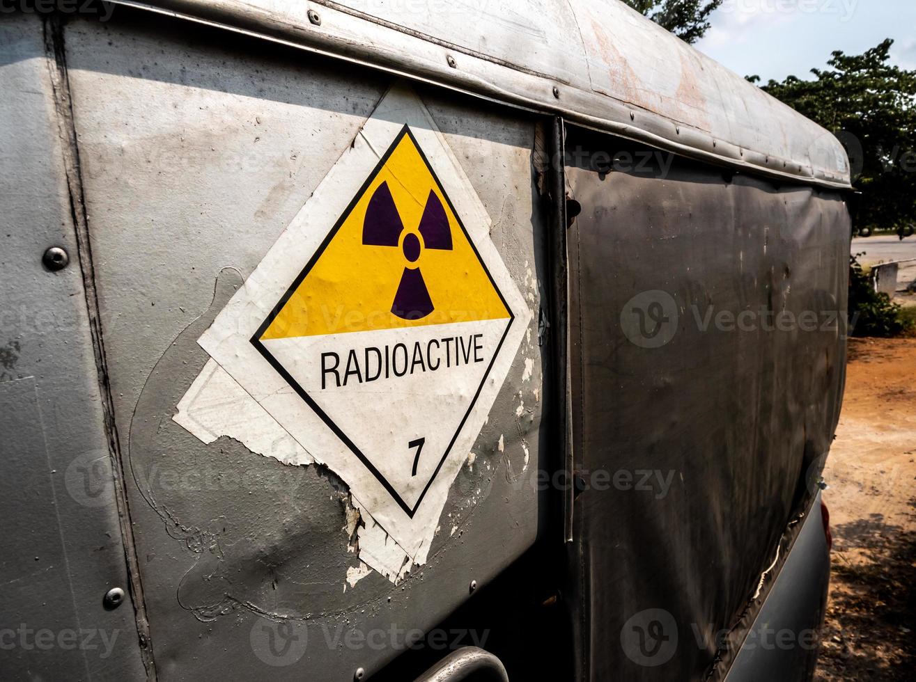 segnale di pericolo di radiazioni sull'etichetta di trasporto sul camion di trasporto foto