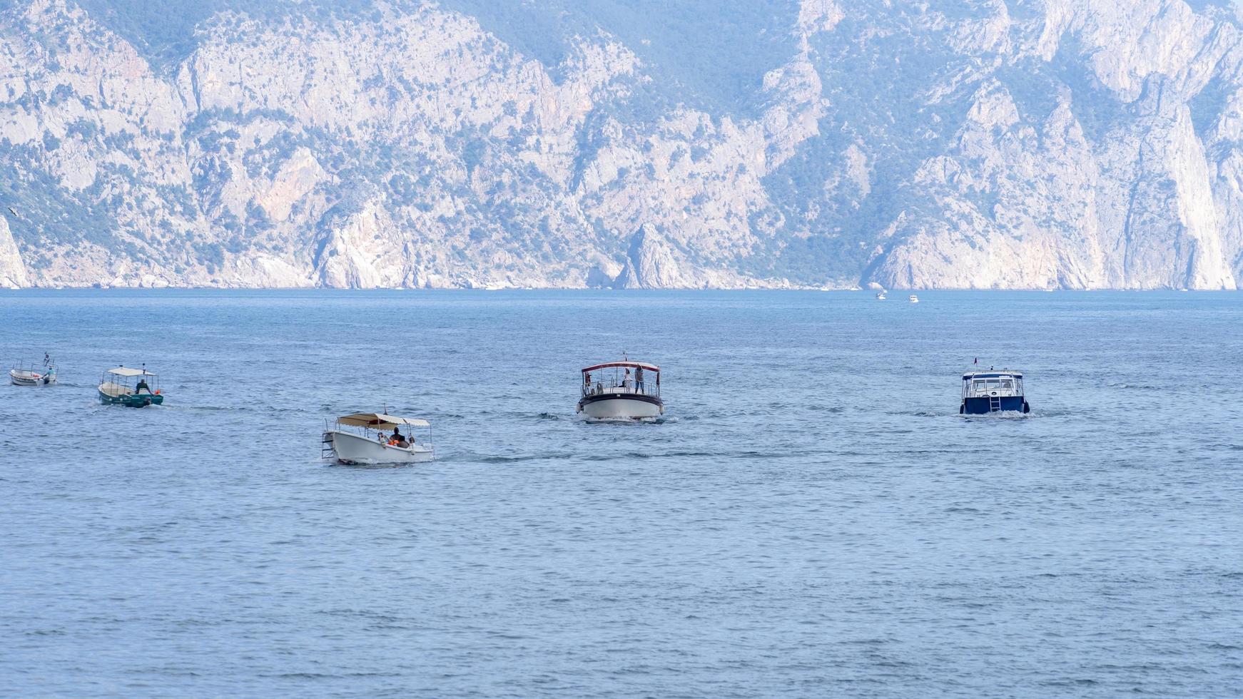 vista sul mare con barche nella baia di balaklava, crimea foto