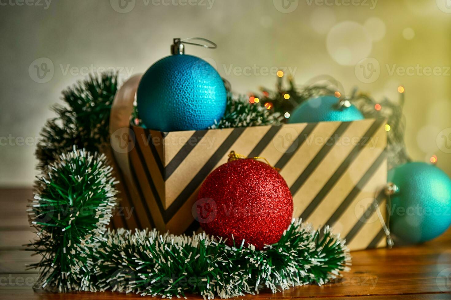 Natale carta . nuovo anni colorato giocattoli nel un' scatola con decorazioni. foto