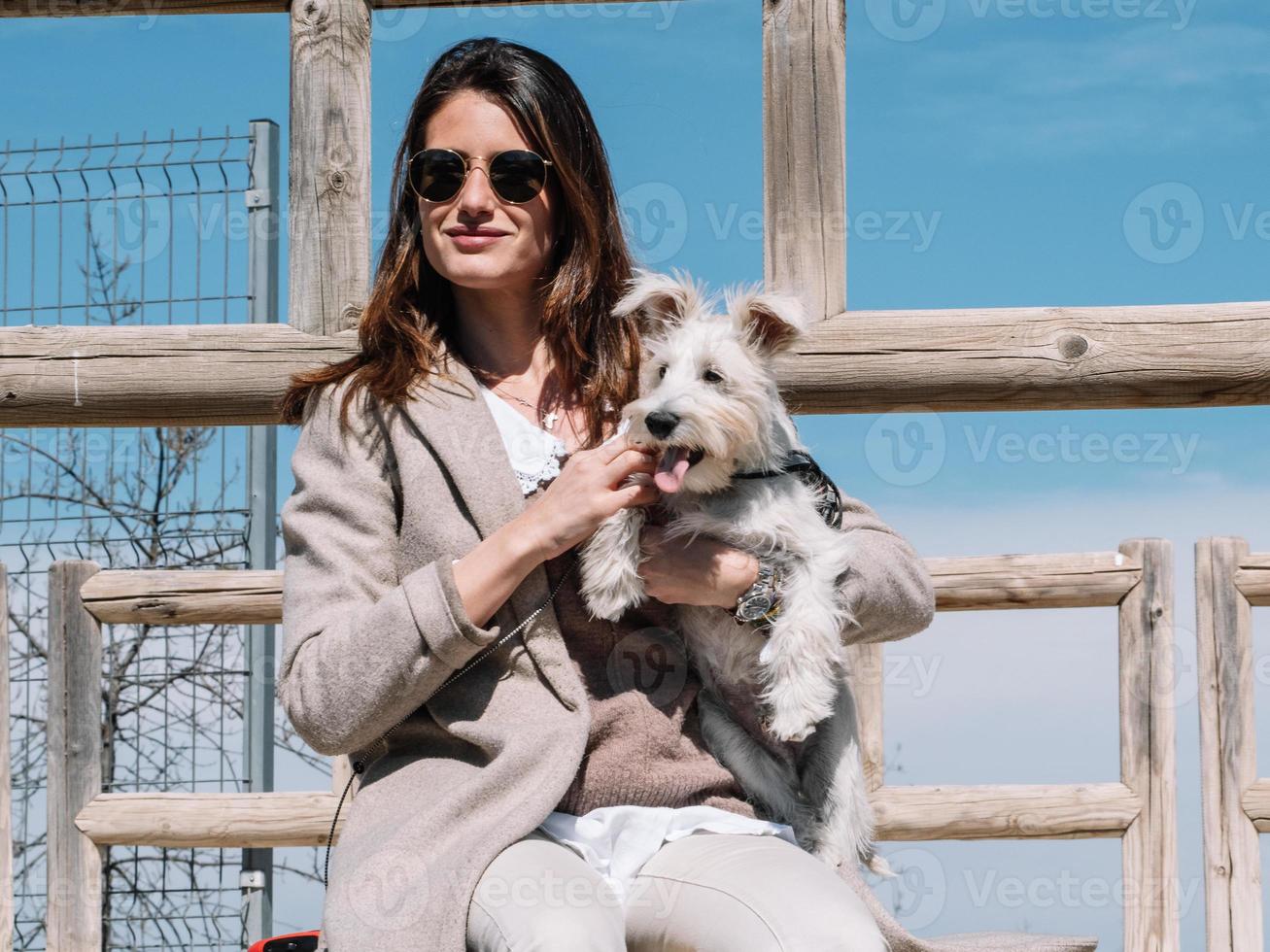 donna con cane schnauzer posa seduta sulla ringhiera foto