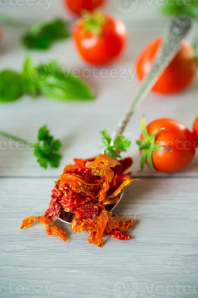 piccolo pezzi di secco pomodori Il prossimo per fresco pomodori foto