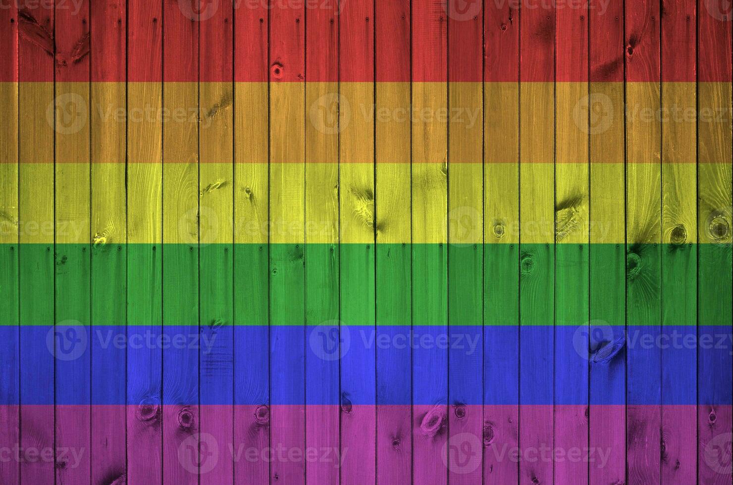 lgbt Comunità bandiera raffigurato nel luminosa dipingere colori su vecchio di legno parete. strutturato bandiera su ruvido sfondo foto