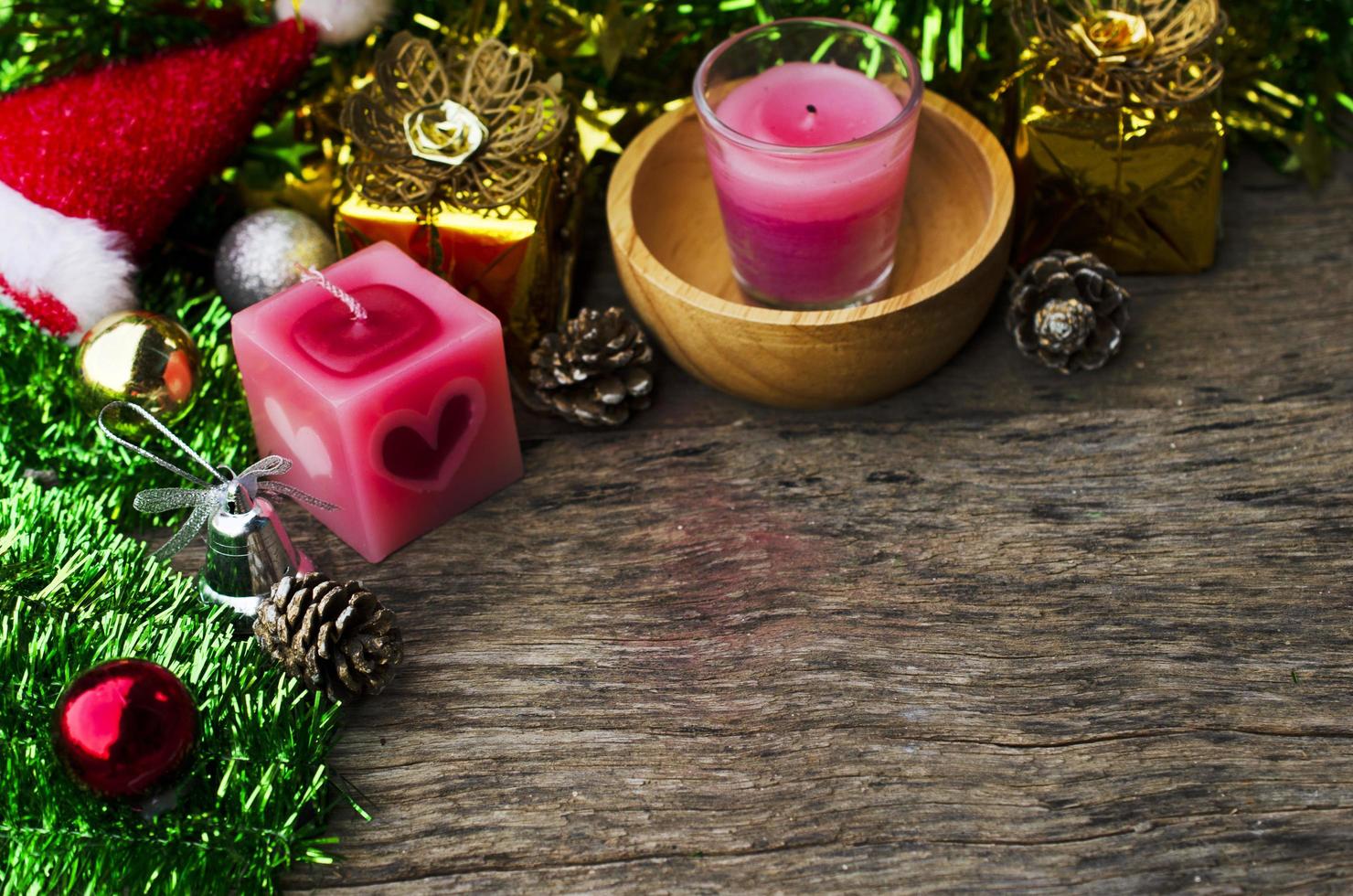 decorazione natalizia con candela con copia spazio per il tuo testo foto