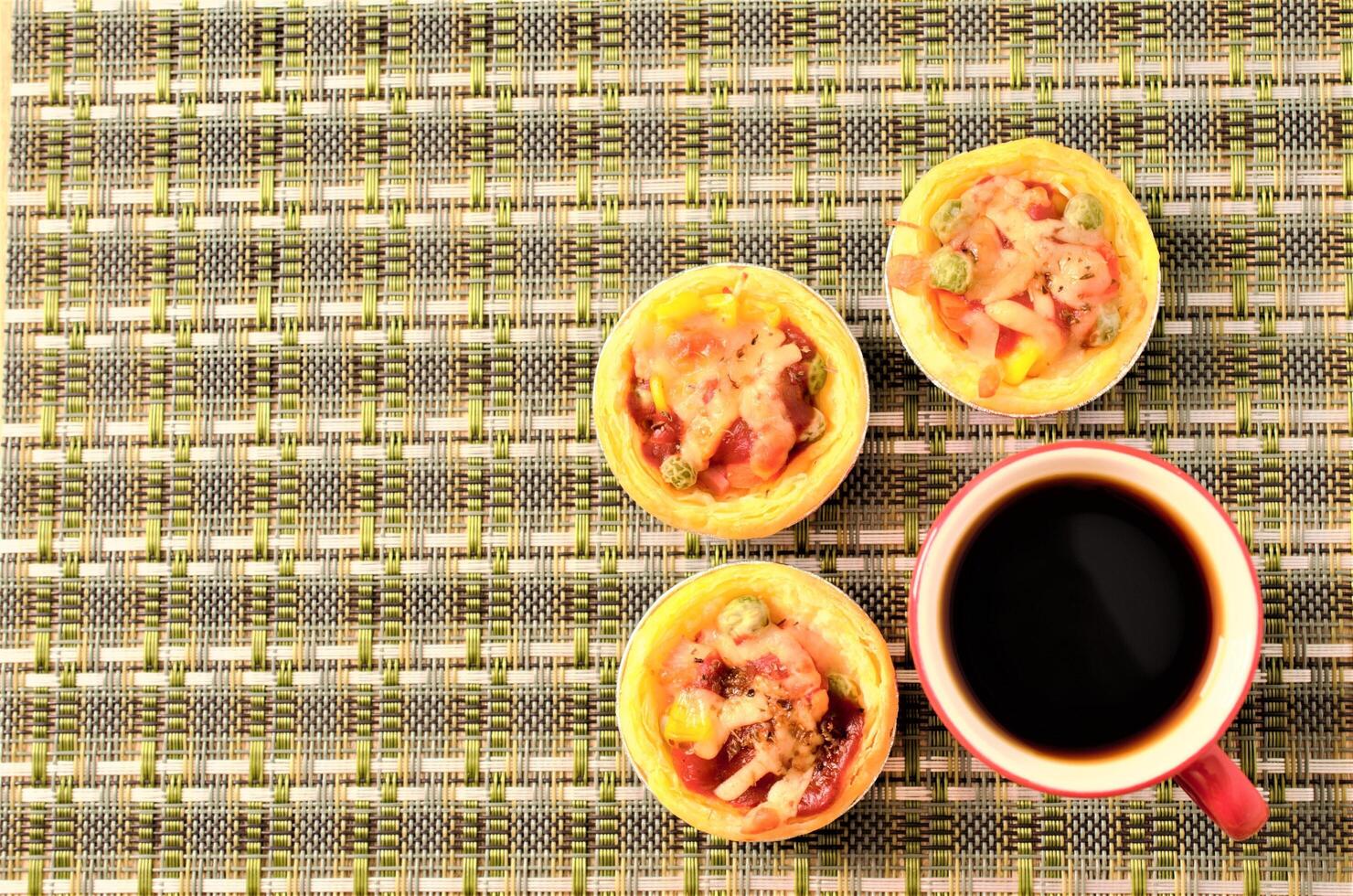 pizza con crostata di uova fatta in casa e focacce di caffè con tazza rossa sopra foto