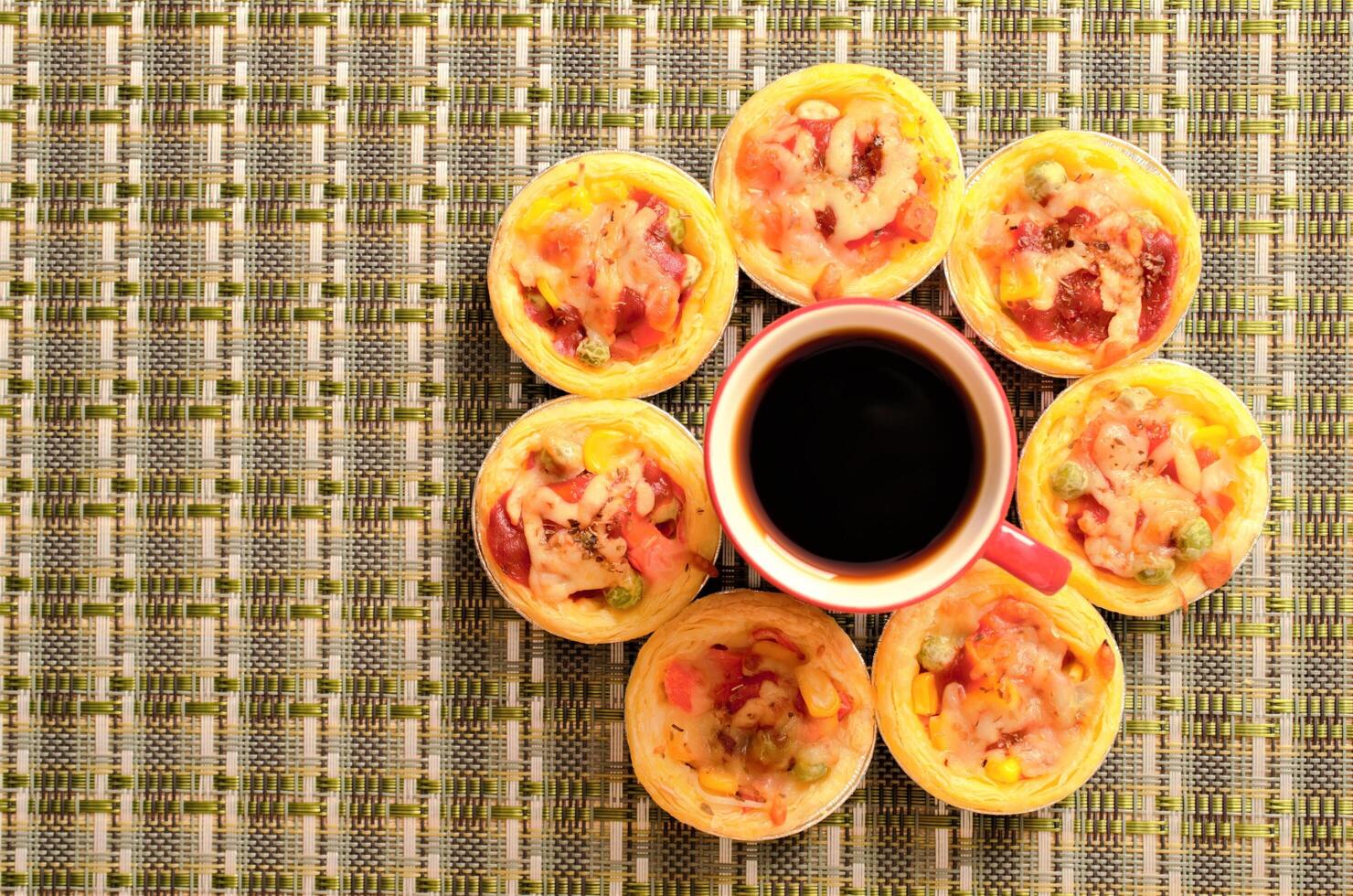 cerchio di pizza con crostata all'uovo e concetto di tazza di caffè foto