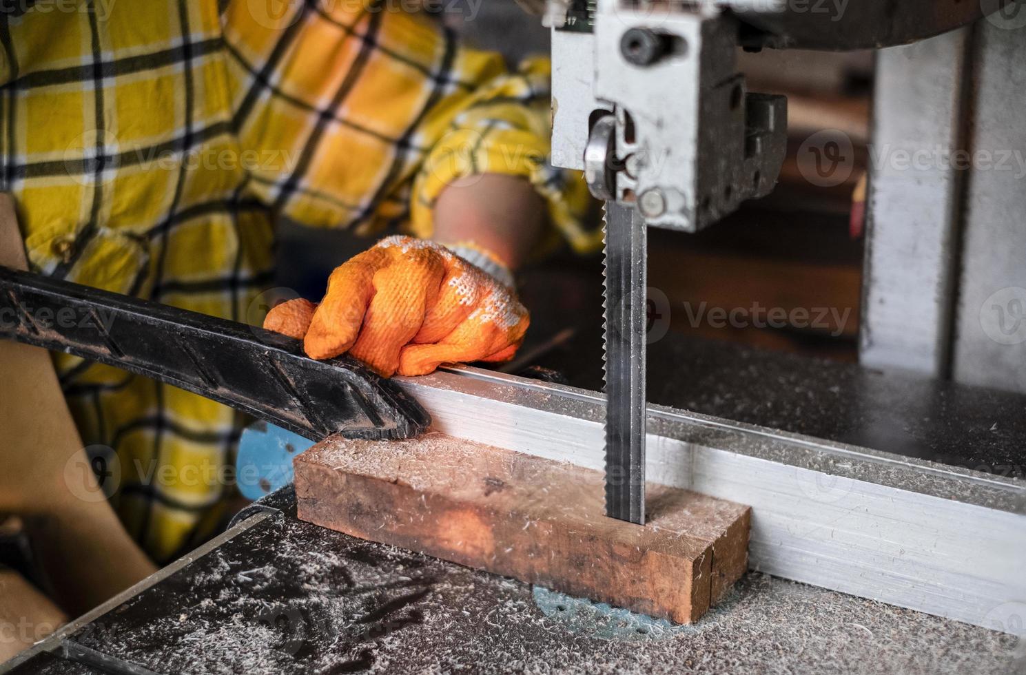 donna che lavora il legno tagliato con seghe a nastro utensili elettrici foto