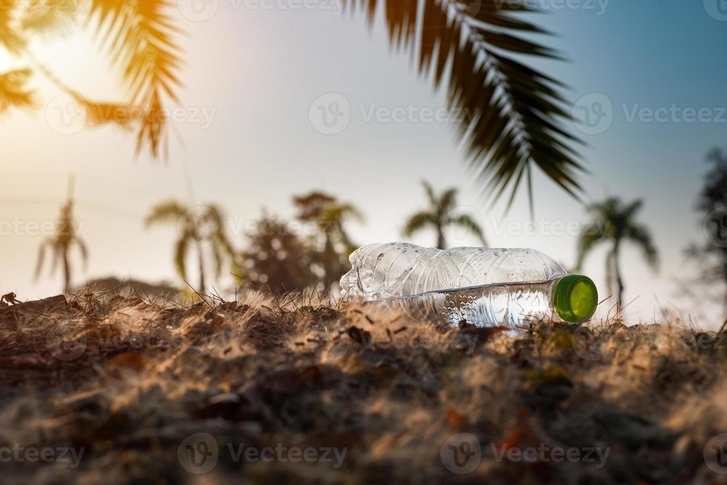 primo piano bottiglia di plastica trasparente bevanda d'acqua foto