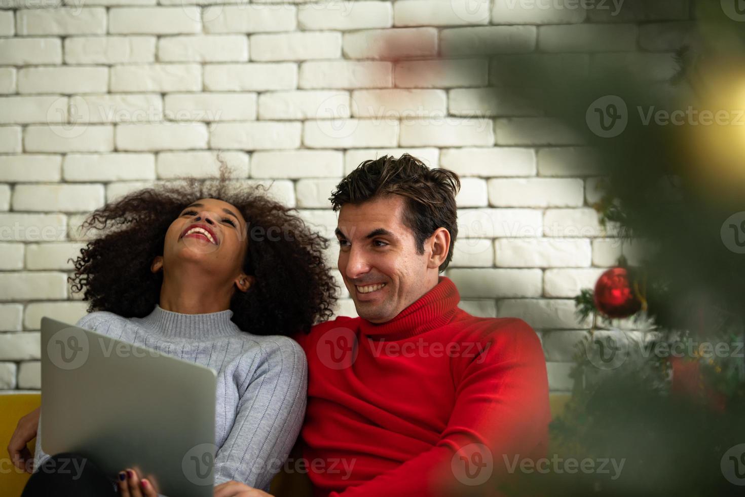 coppie in soggiorno durante buon natale e felice anno nuovo foto