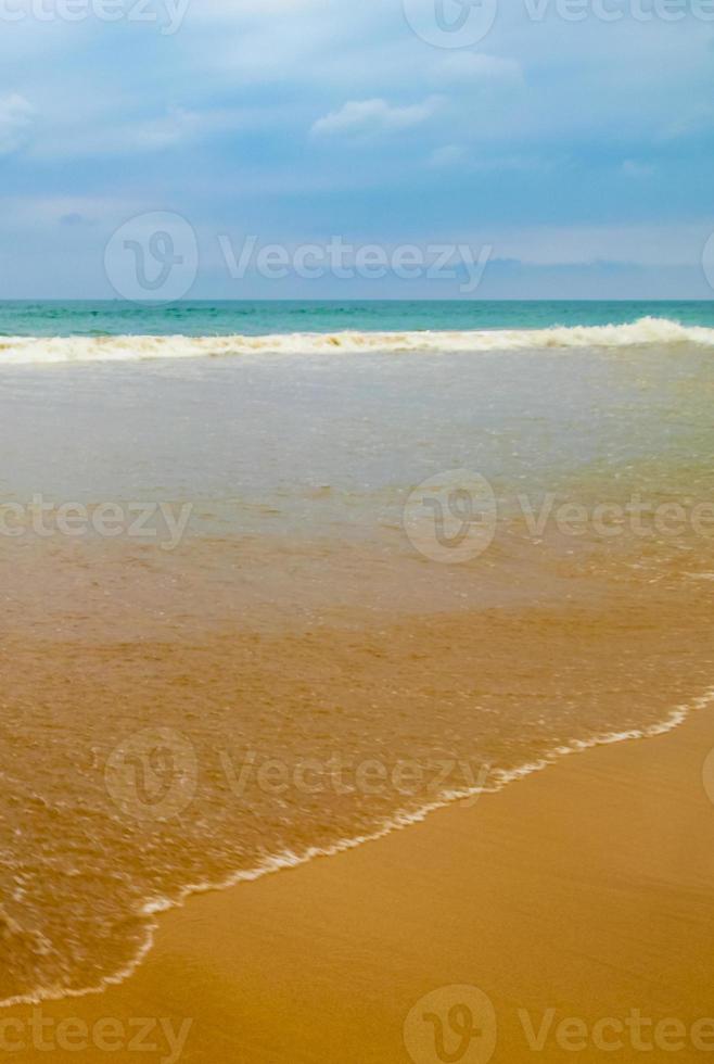 bellissimo panorama soleggiato dalla spiaggia di bentota in sri lanka. foto