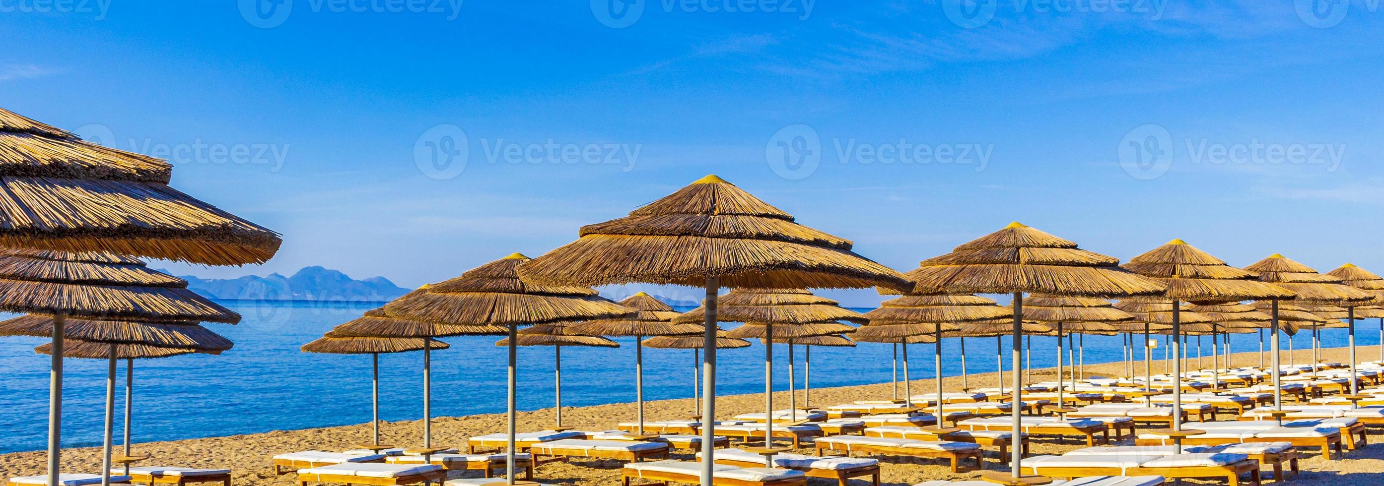 sedie a sdraio e ombrelloni sulla spiaggia isola di kos grecia. foto