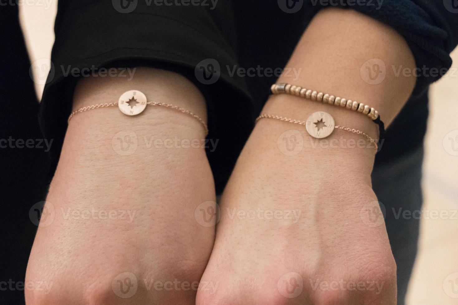 bracciali dell'amicizia con bussola punti cardinali bronzo per ragazze. foto