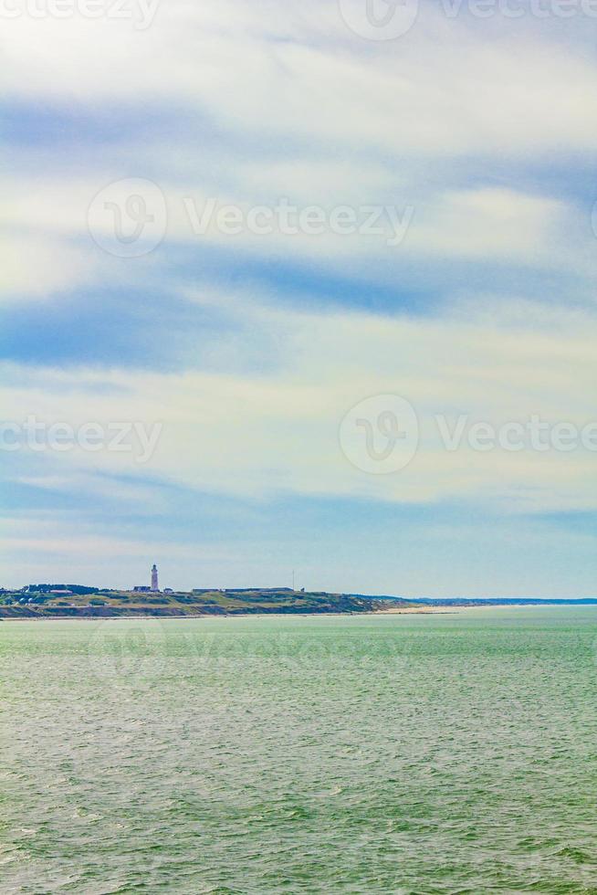 panorama del paesaggio della costa acqua turchese hirtshals jutland danimarca. foto