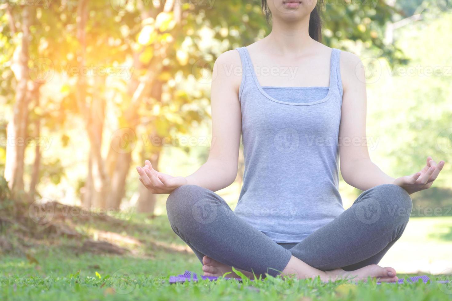 donna che pratica yoga in un parco foto