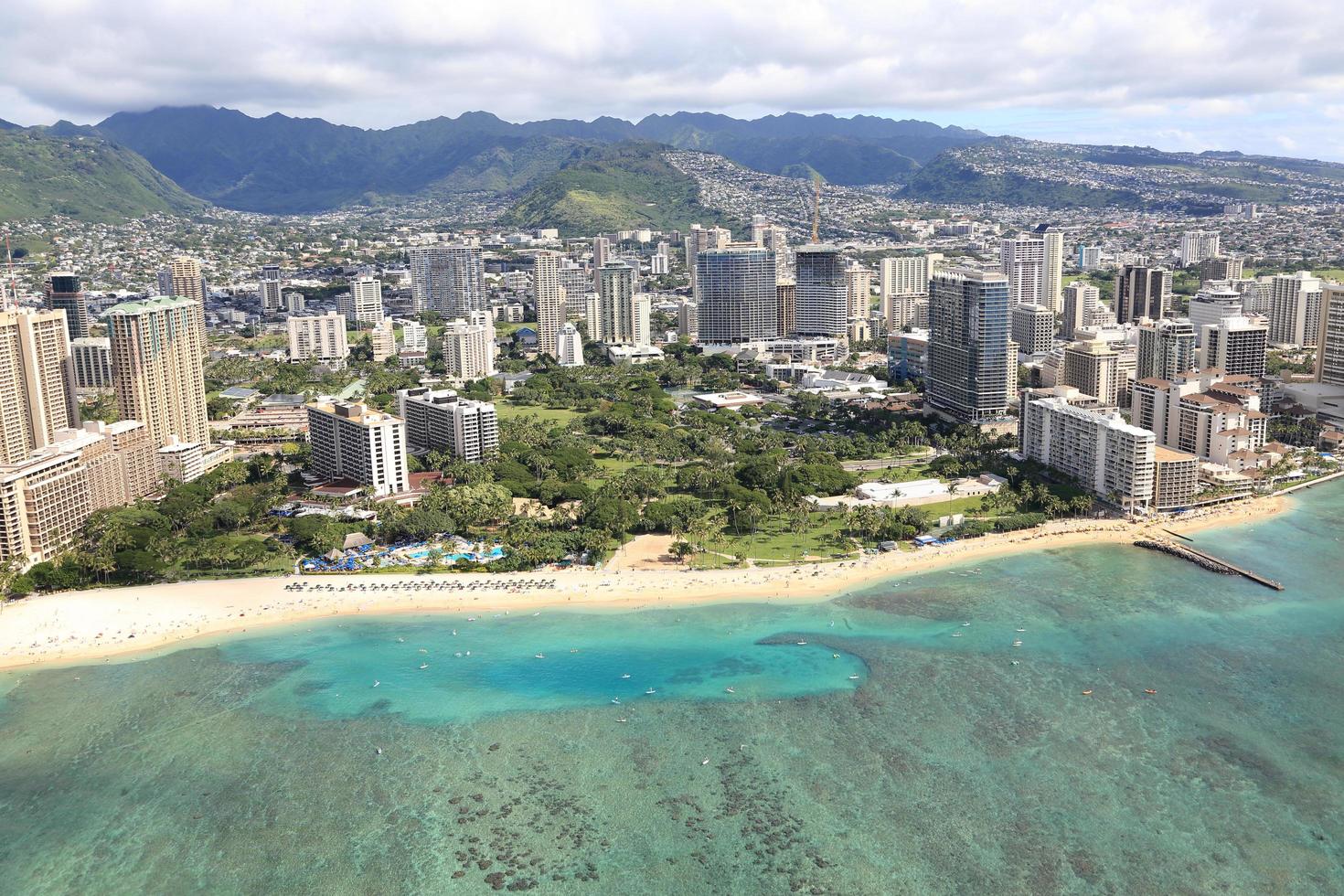 ripresa aerea della spiaggia di waikiki honolulu hawaii foto