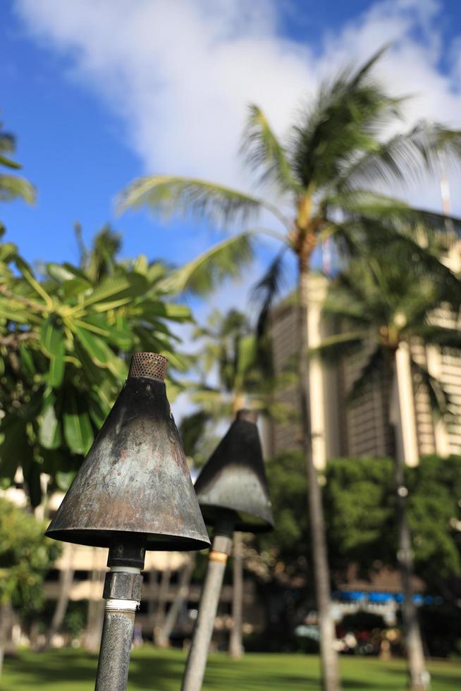 una torcia tiki alla spiaggia di waikiki hawaii foto