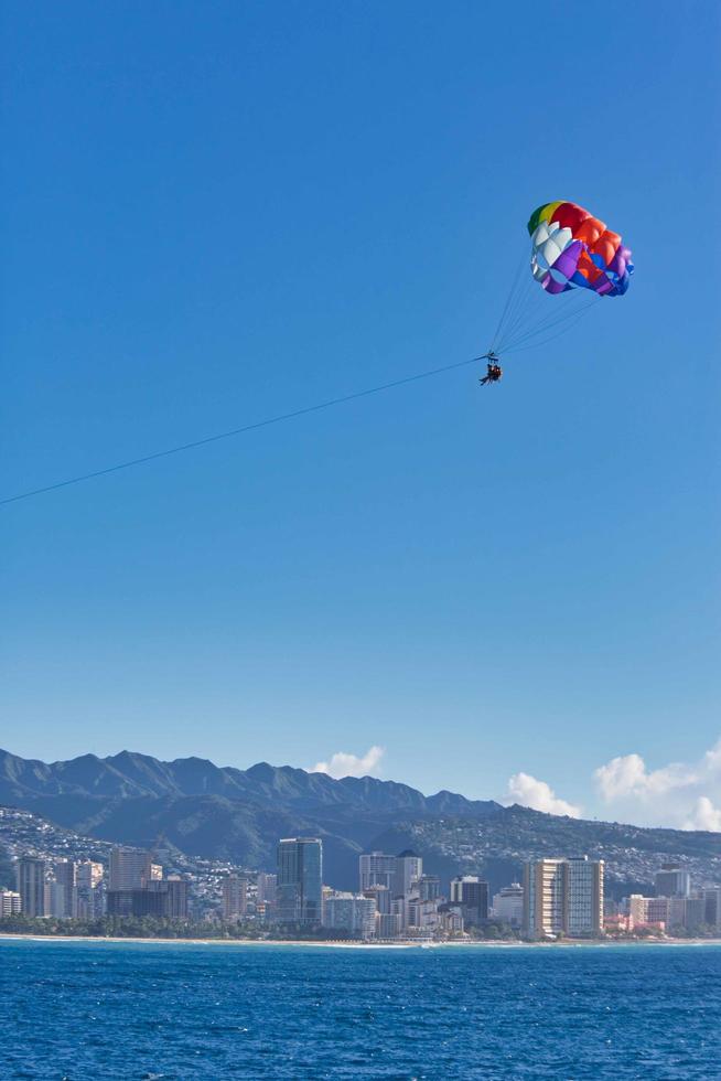 parapendio sulla spiaggia di waikiki, hawaii foto