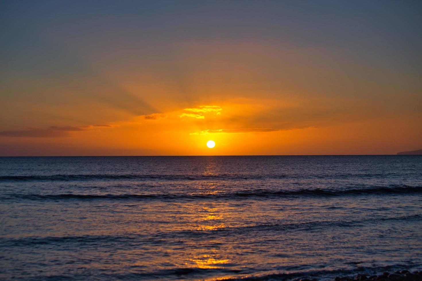 tramonto della spiaggia di waikiki honolulu hawaii foto