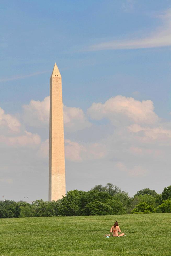 monumento a washington e bandiera americana a washington dc foto