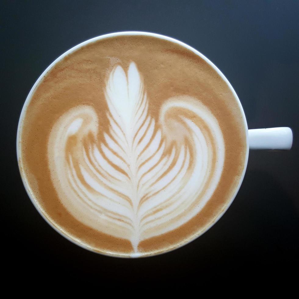 vista dall'alto di una tazza di caffè latte art foto