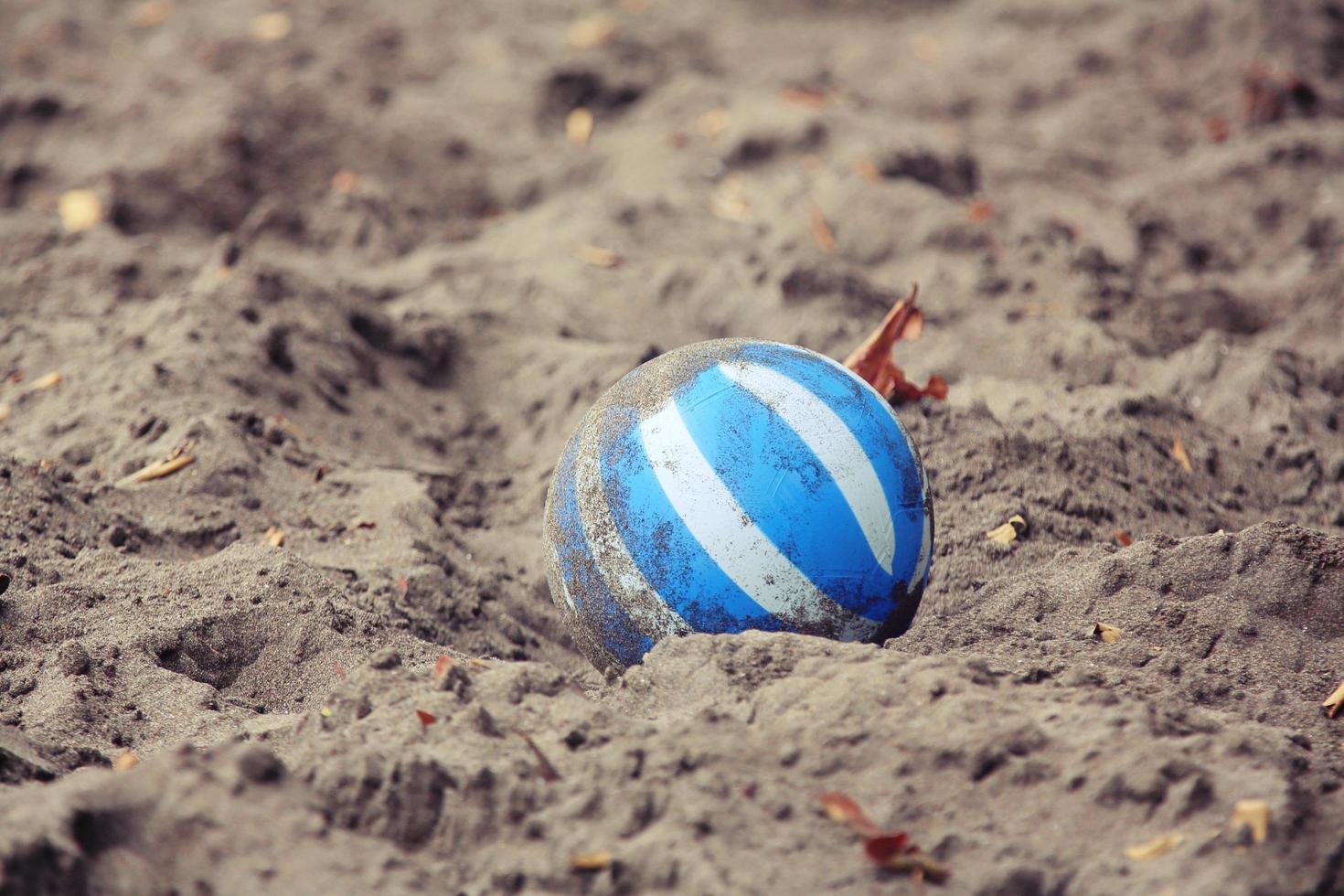 palla di plastica sulla spiaggia foto