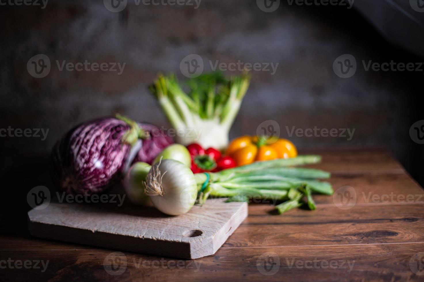 composizione di verdure con tagliere foto