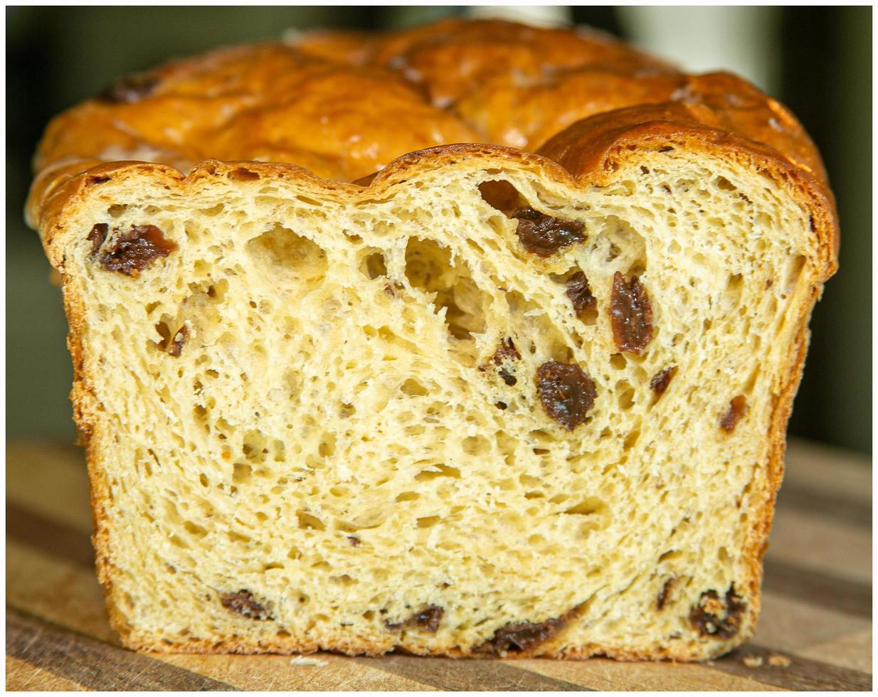 mezza pagnotta di pane fatto in casa foto