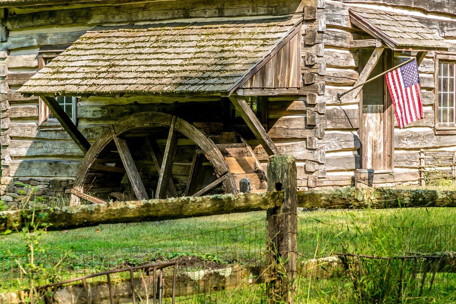 vecchia ruota idraulica del mulino foto