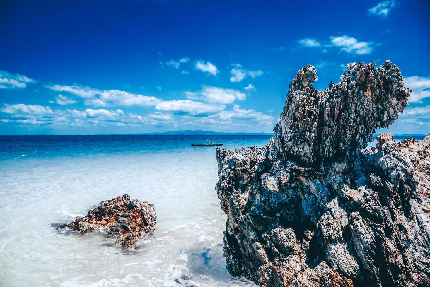 vista della spiaggia con la roccia nell'isola foto