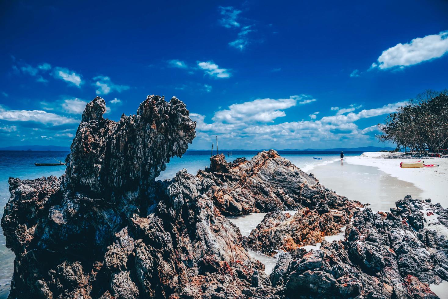vista della spiaggia con la roccia nell'isola foto