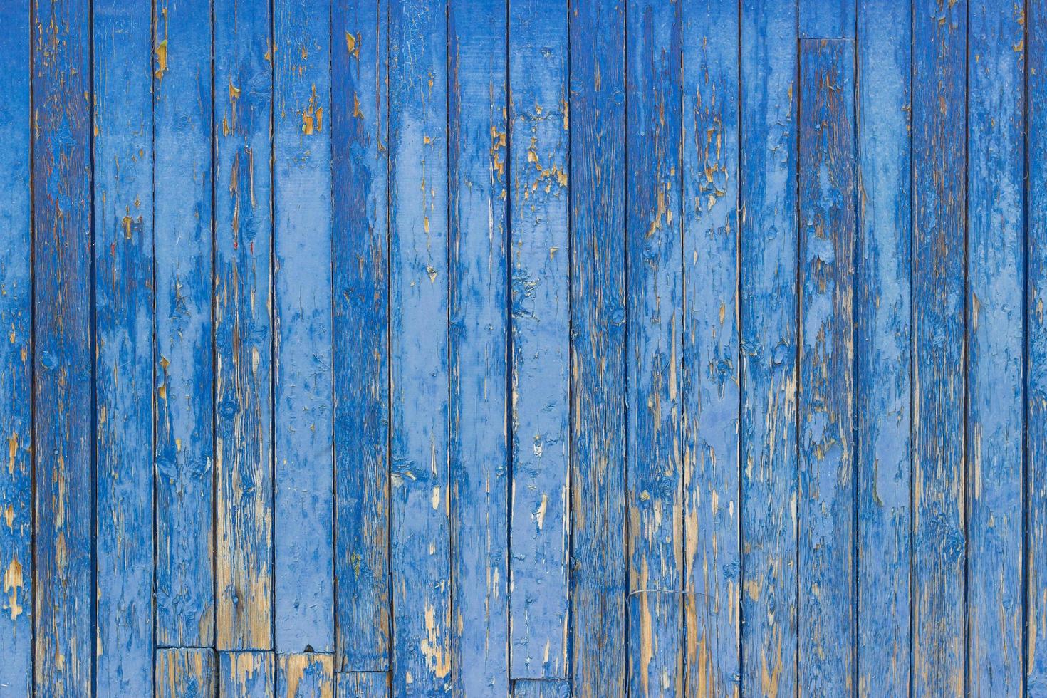 vecchio fondo in legno con vernice blu squallida foto