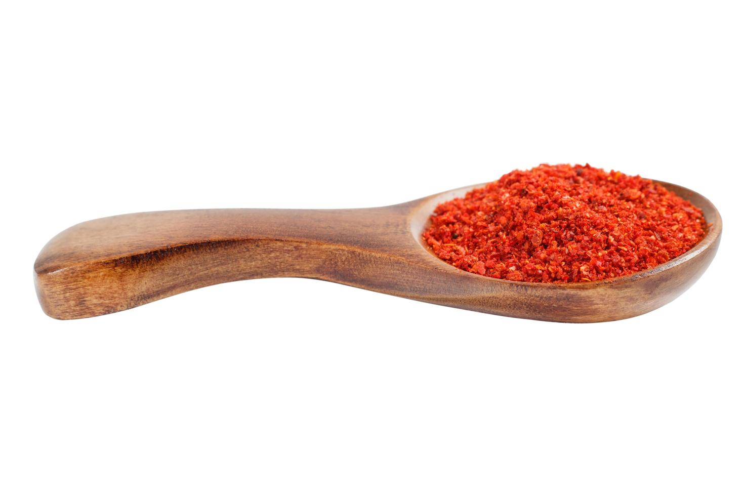 pepe rosso macinato in un cucchiaio di legno foto