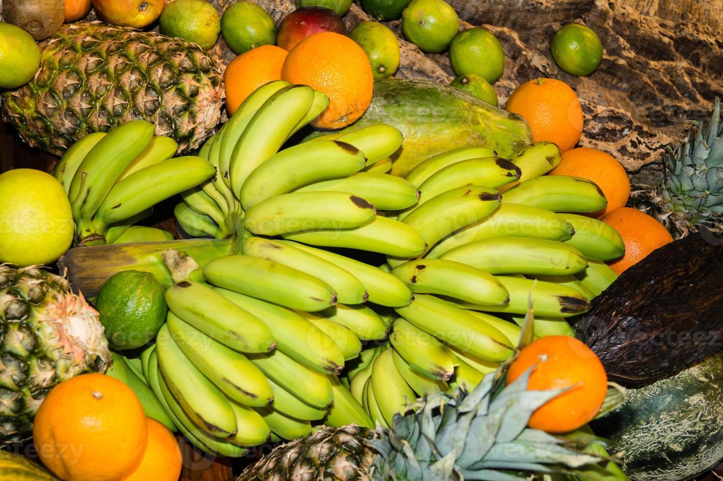 papaya e altri frutti in un mercato foto