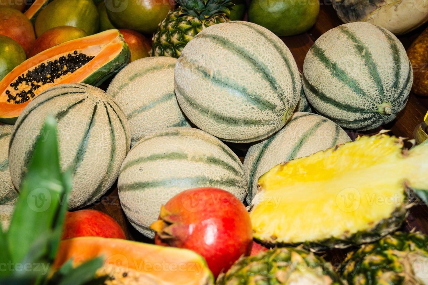 papaya e altri frutti in un mercato foto