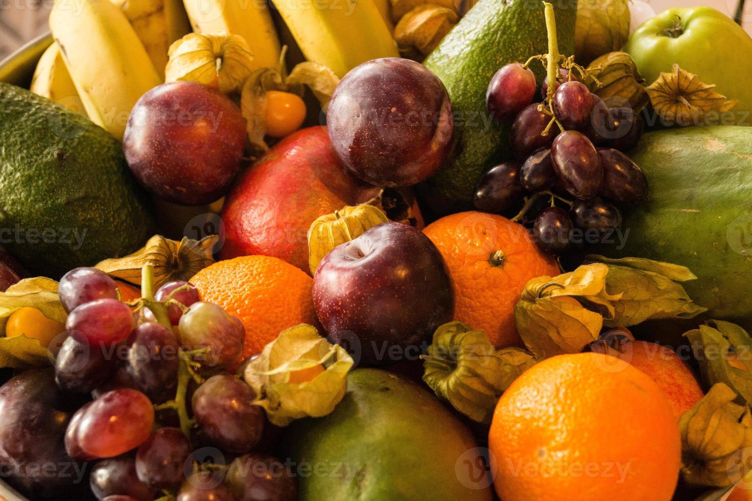 papaya e altri frutti in un mercato foto