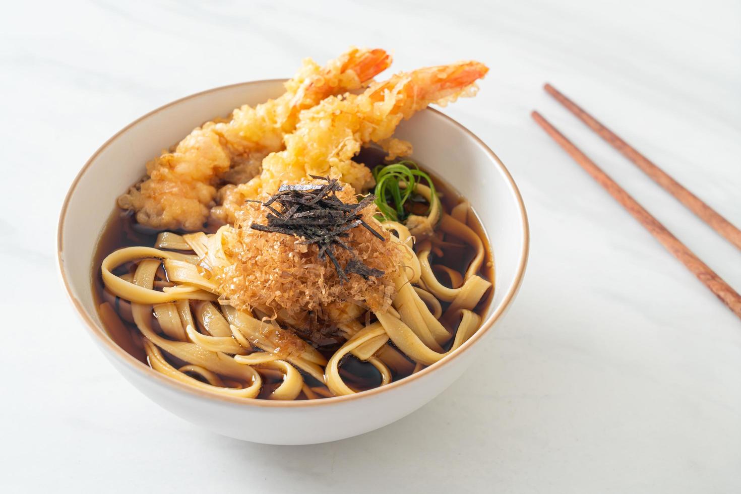 spaghetti ramen giapponesi con tempura di gamberi foto