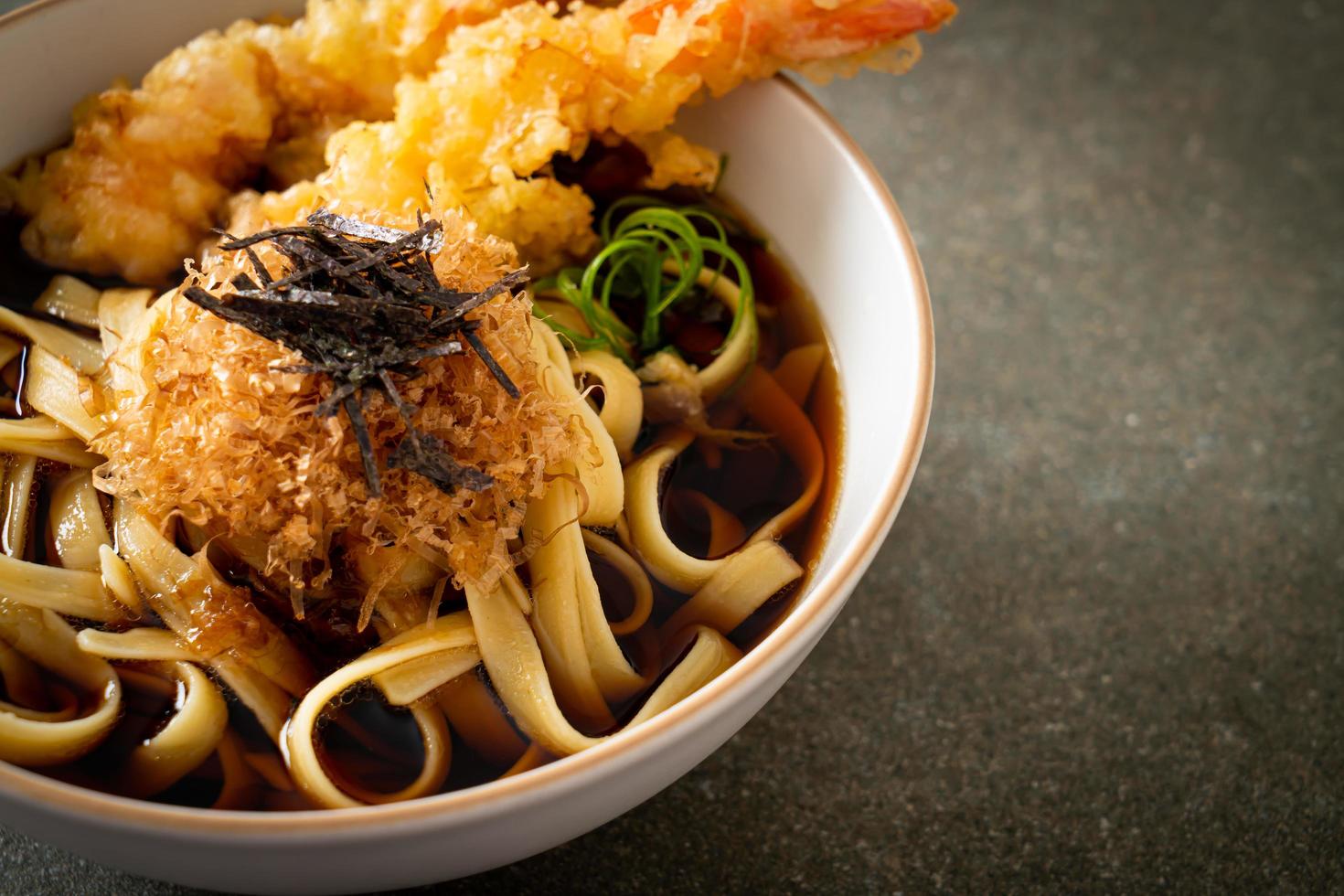 spaghetti ramen giapponesi con tempura di gamberi foto