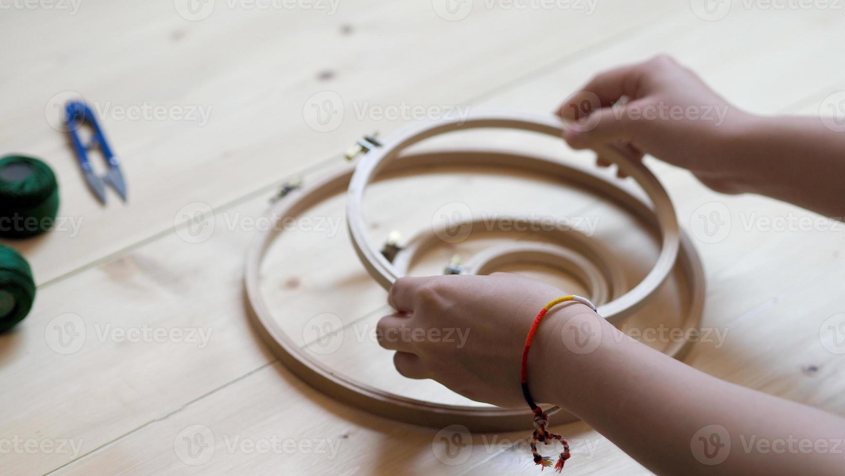 ricamare cucendo a mano della donna. lavoro artigianale e mani femminili. foto