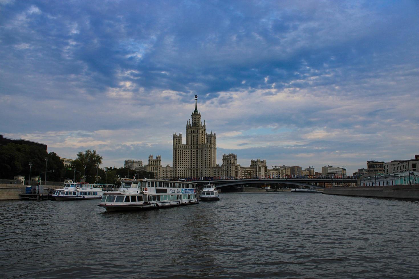 skyline di mosca visto dal parco zaryadye foto