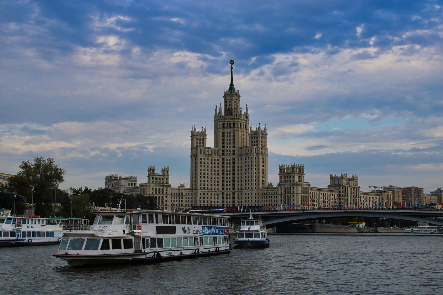 skyline di mosca visto dal parco zaryadye foto