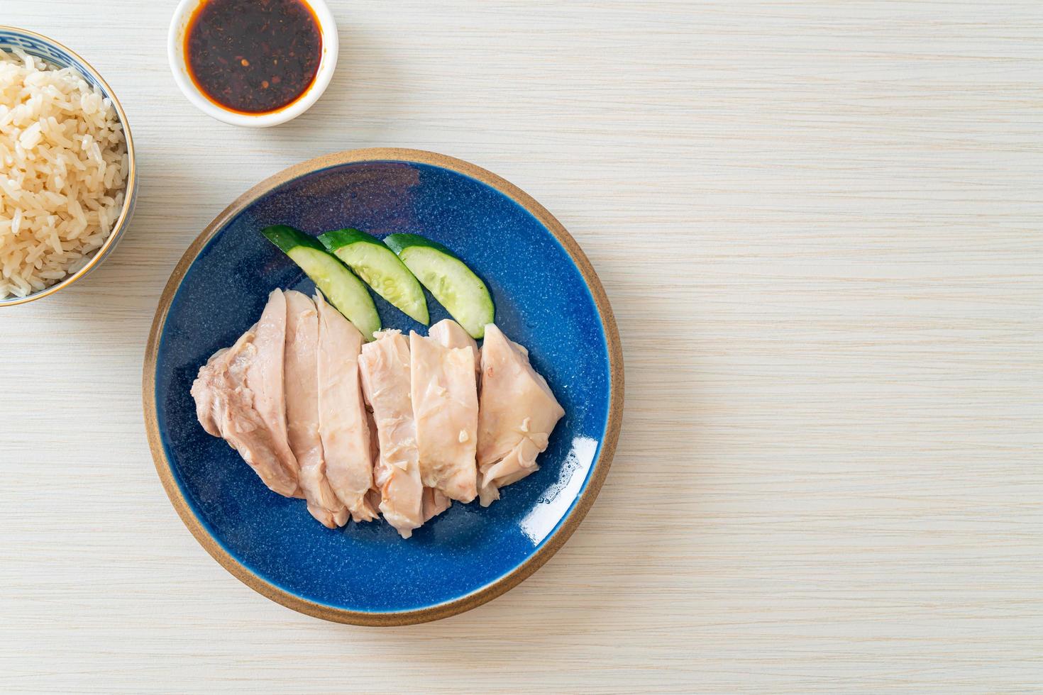 riso al pollo hainanese o riso al vapore con zuppa di pollo foto