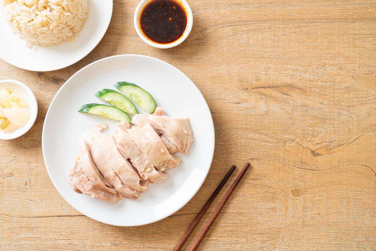 riso al pollo hainanese o riso al vapore con zuppa di pollo foto