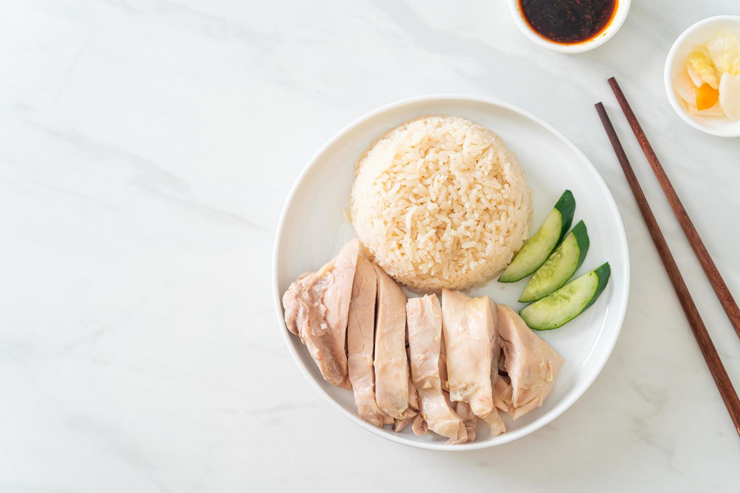 riso al pollo hainanese o riso al vapore con zuppa di pollo foto