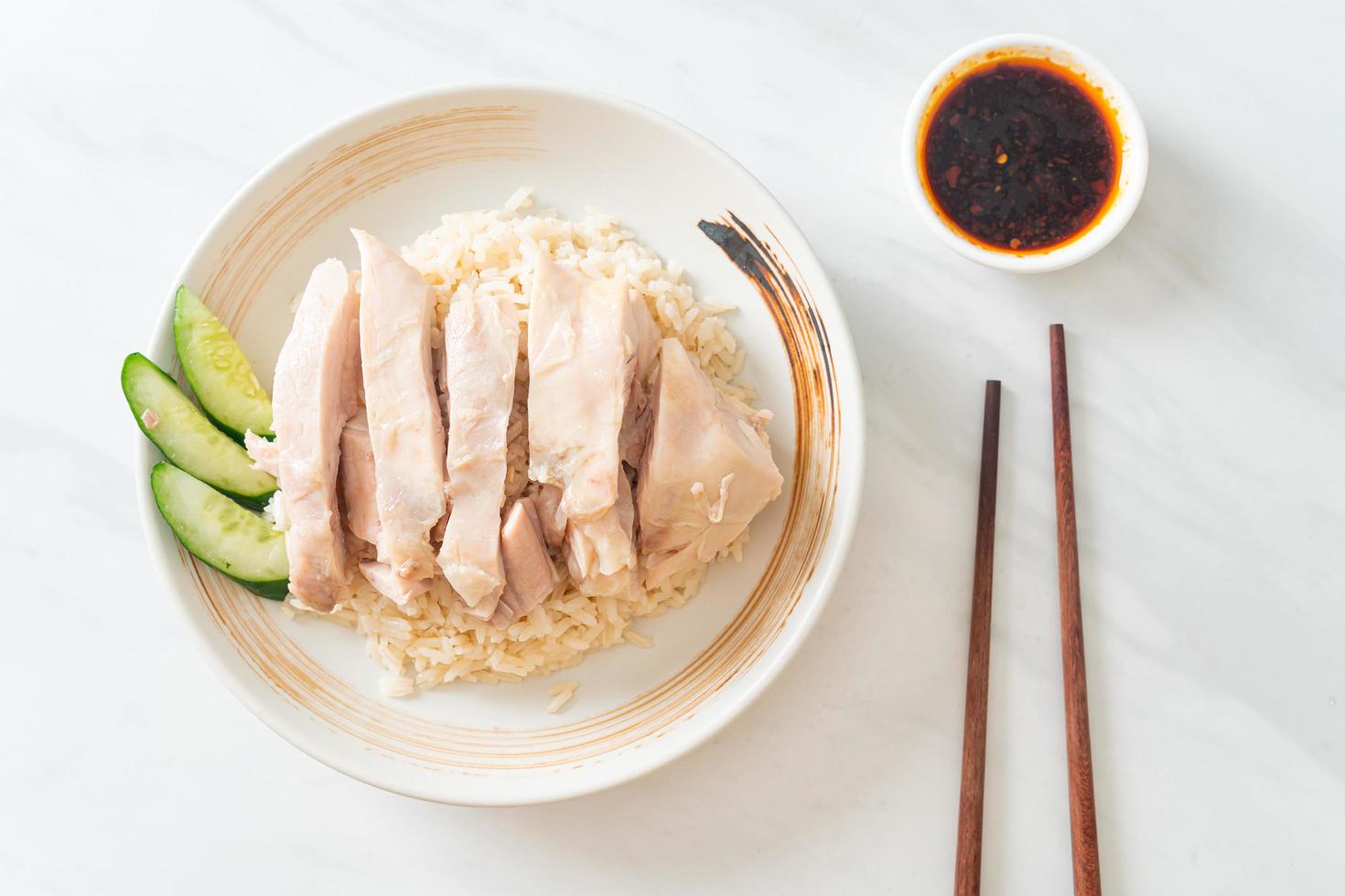 riso al pollo hainanese o riso al vapore con zuppa di pollo foto