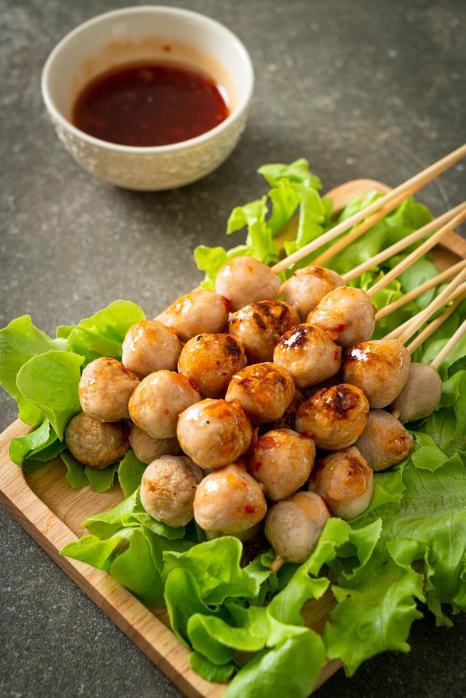 spiedino di polpette grigliate con salsa piccante foto