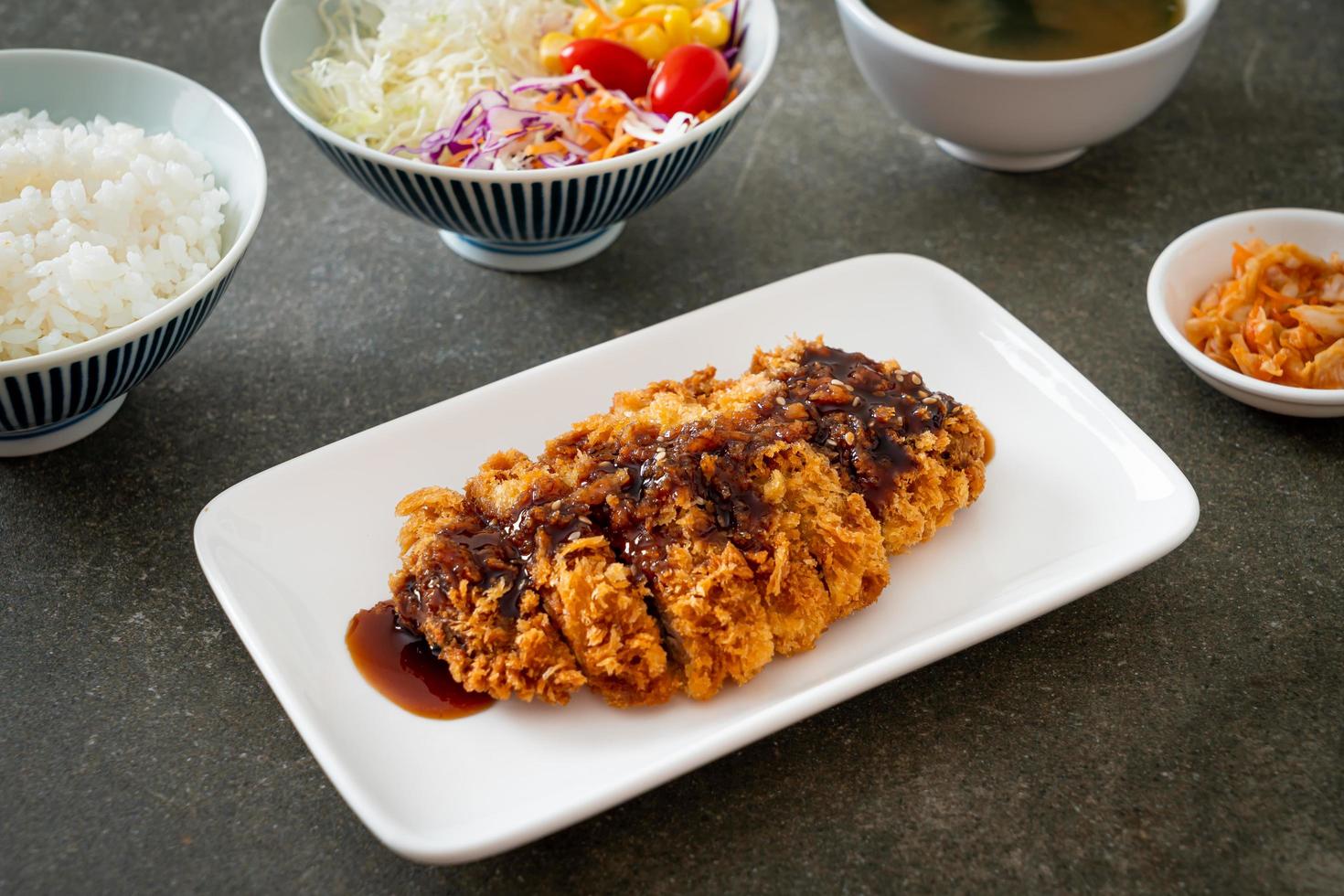 tonkatsu - cotoletta di maiale giapponese fritta con set di riso foto