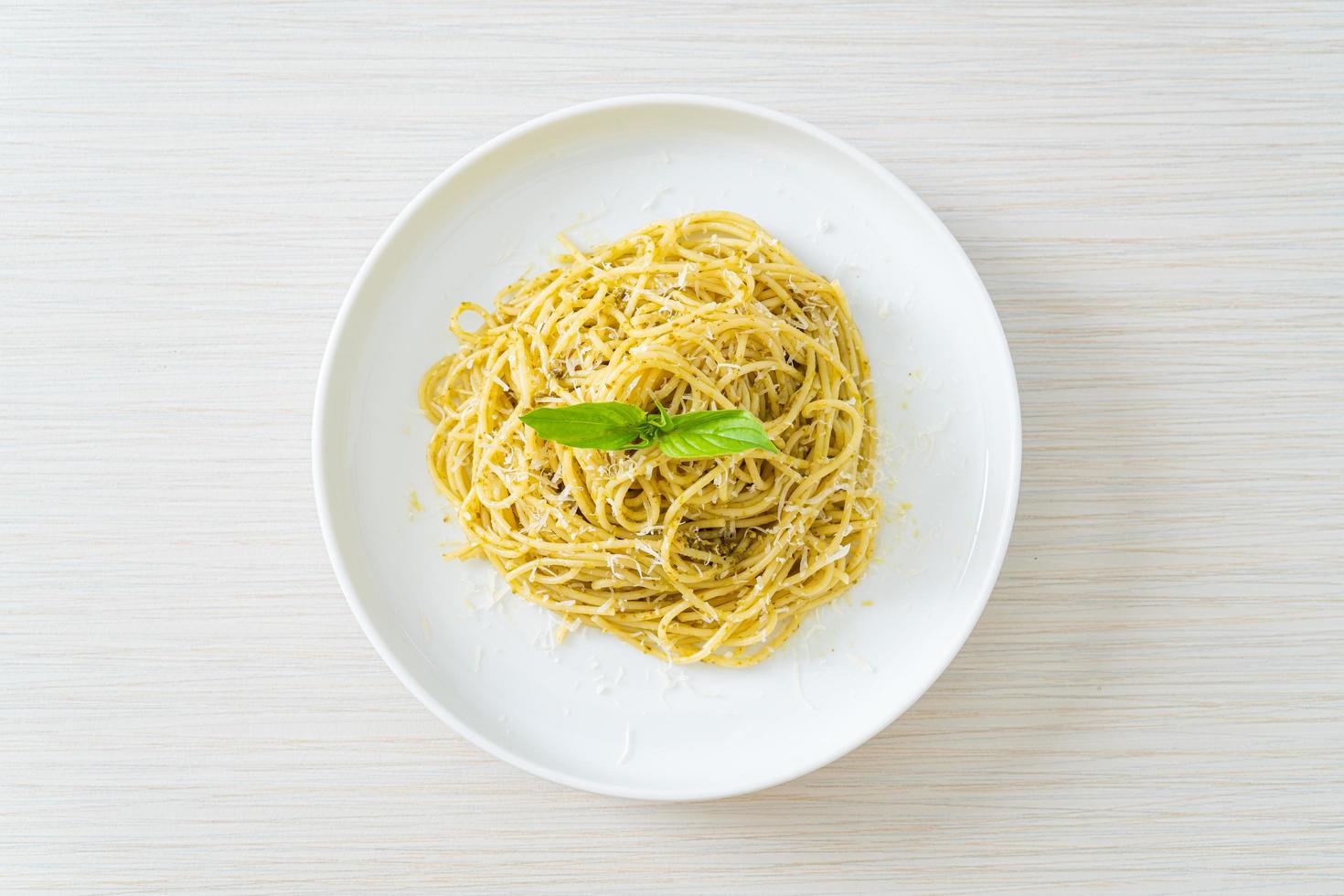 spaghetti al pesto - cibo vegetariano foto