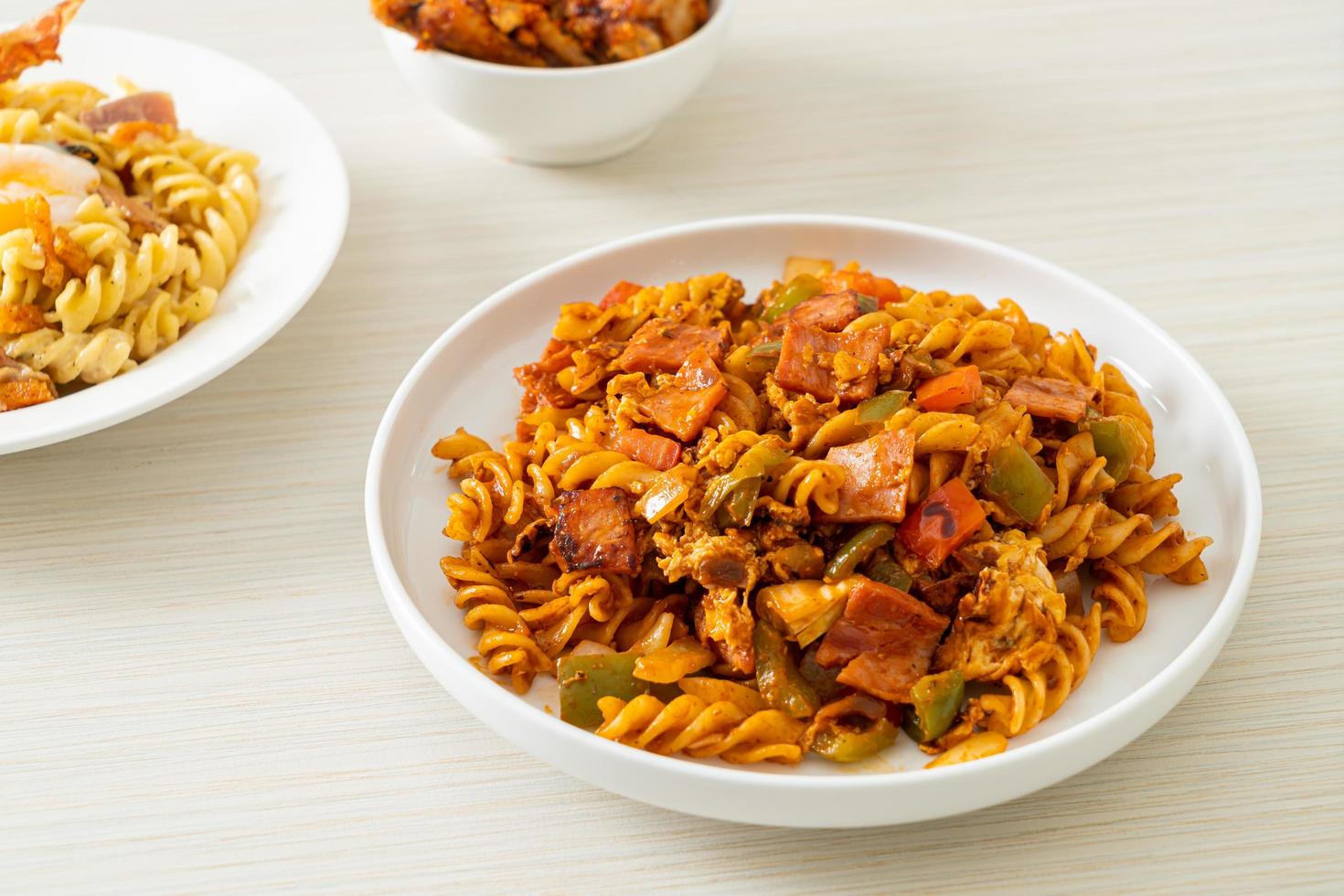 fusilli con prosciutto e salsa di pomodoro foto