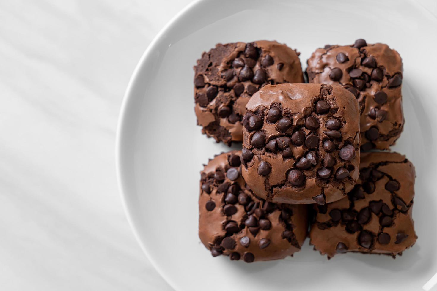 Brownies al cioccolato fondente ricoperti da gocce di cioccolato foto