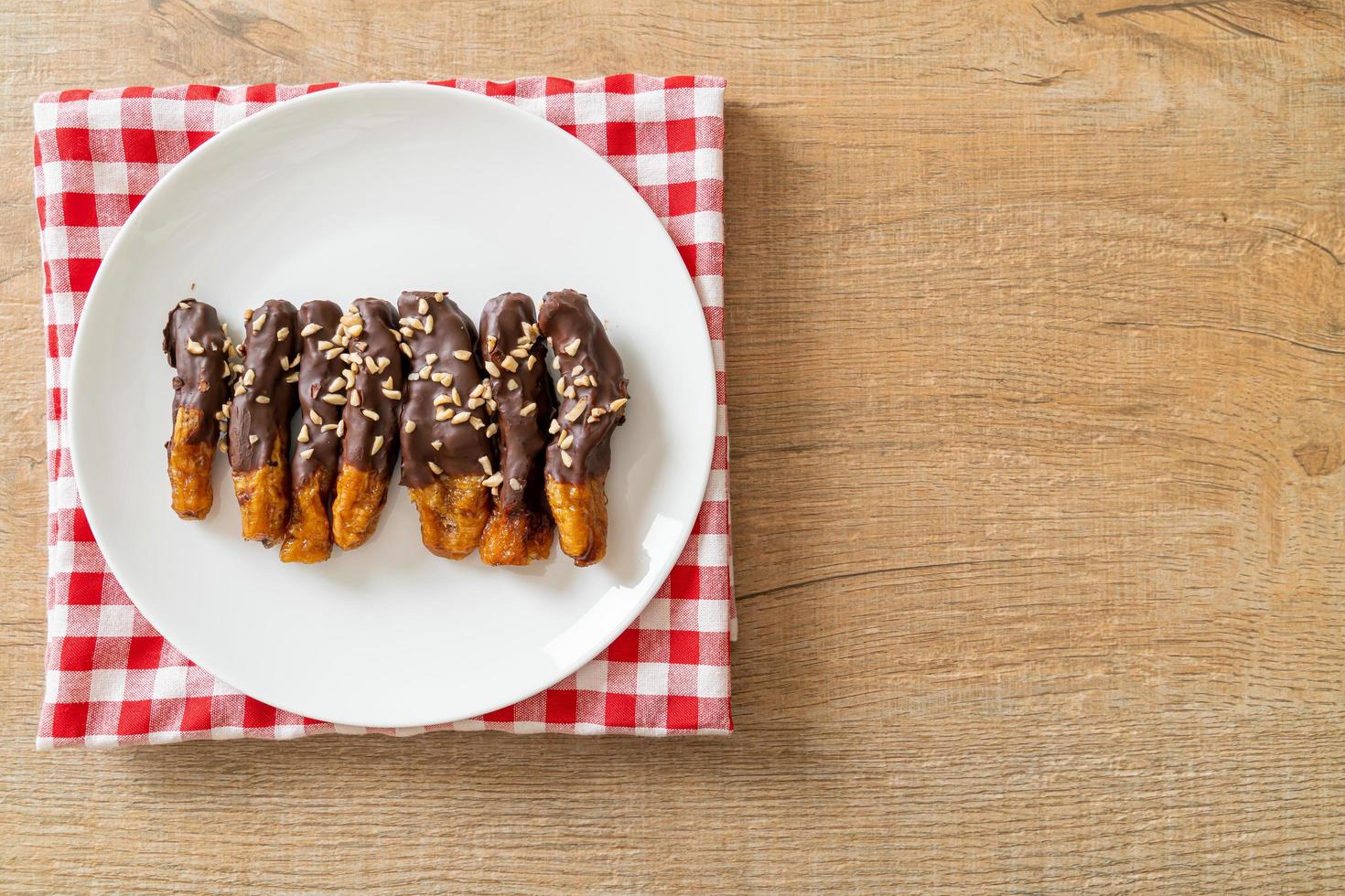 copertura di cioccolato alla banana o cioccolato ricoperto di banana foto