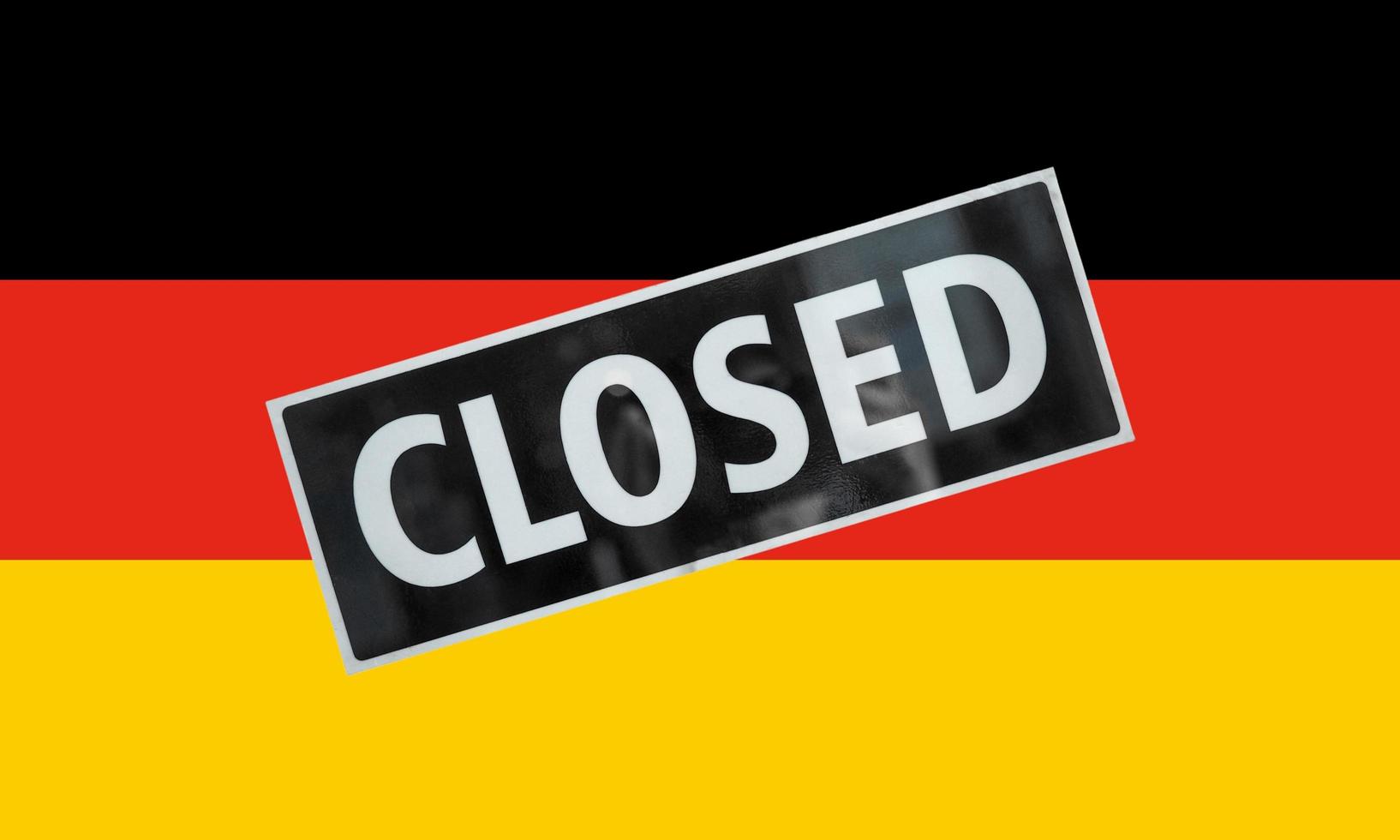 bandiera tedesca della germania con cartello chiuso foto